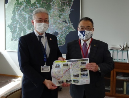 市長と、高松道路部長が地図を一緒に持っている写真