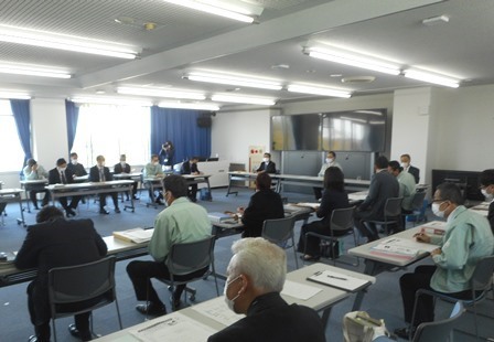 新型コロナウイルス感染症対策本部会議にて、着席している関係者達の写真