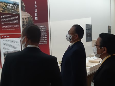 市長や男性2名が、展示されている資料を見ている写真