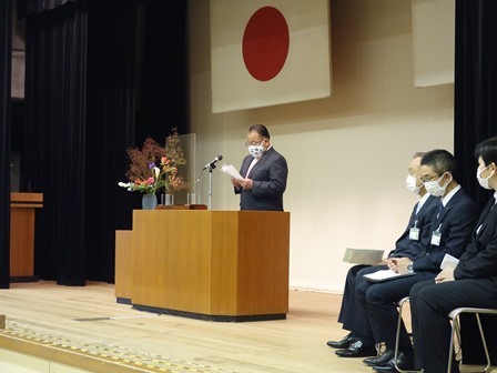 佐倉市民カレッジ入学式にて、演台に立ち挨拶をしている市長の写真