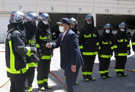 市長と消防服を着た職員が向かいあって立っている写真