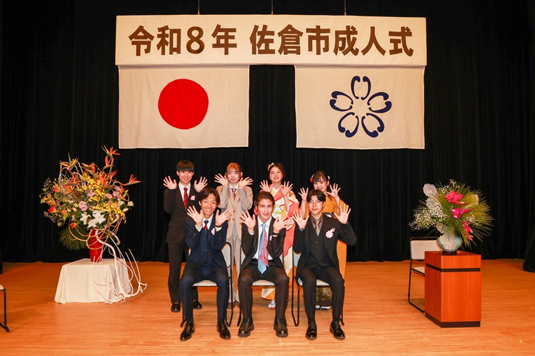 舞台上で記念撮影