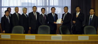 吉田原発事故対応・復旧復興担当部長に要望書を手渡している様子の写真