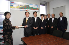 戸谷久子環境生活部長に要望書を手渡している様子の写真