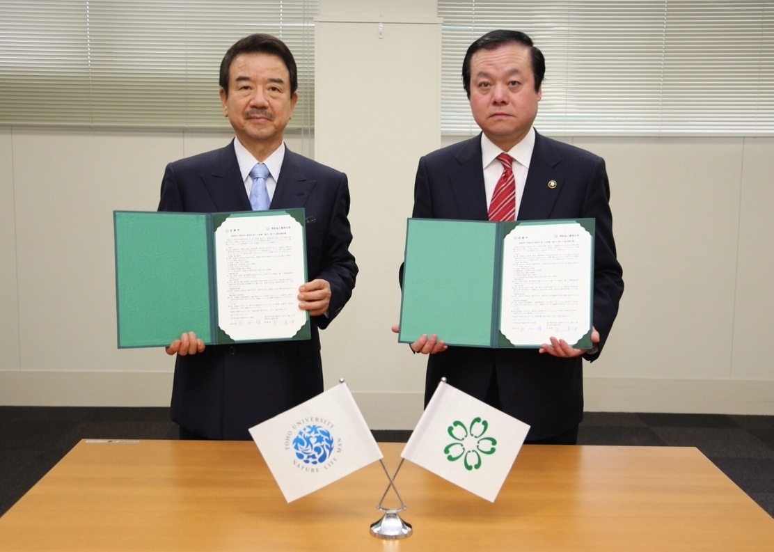 蕨市長と東邦大学理事長 炭山さんが協定書を胸の前に持ち撮影している写真
