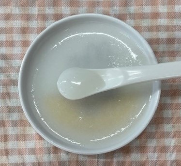 小皿に入った米がゆの写真