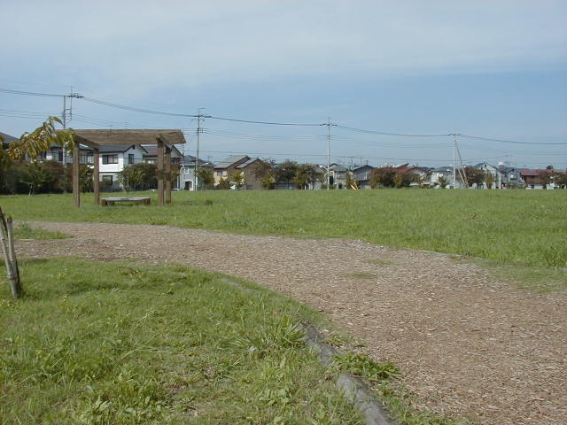 西志津スポーツ等多目的広場の芝生が整備されたジョギングコースの写真