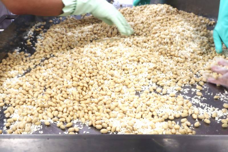 米麹、塩、大豆をよく混ぜています。