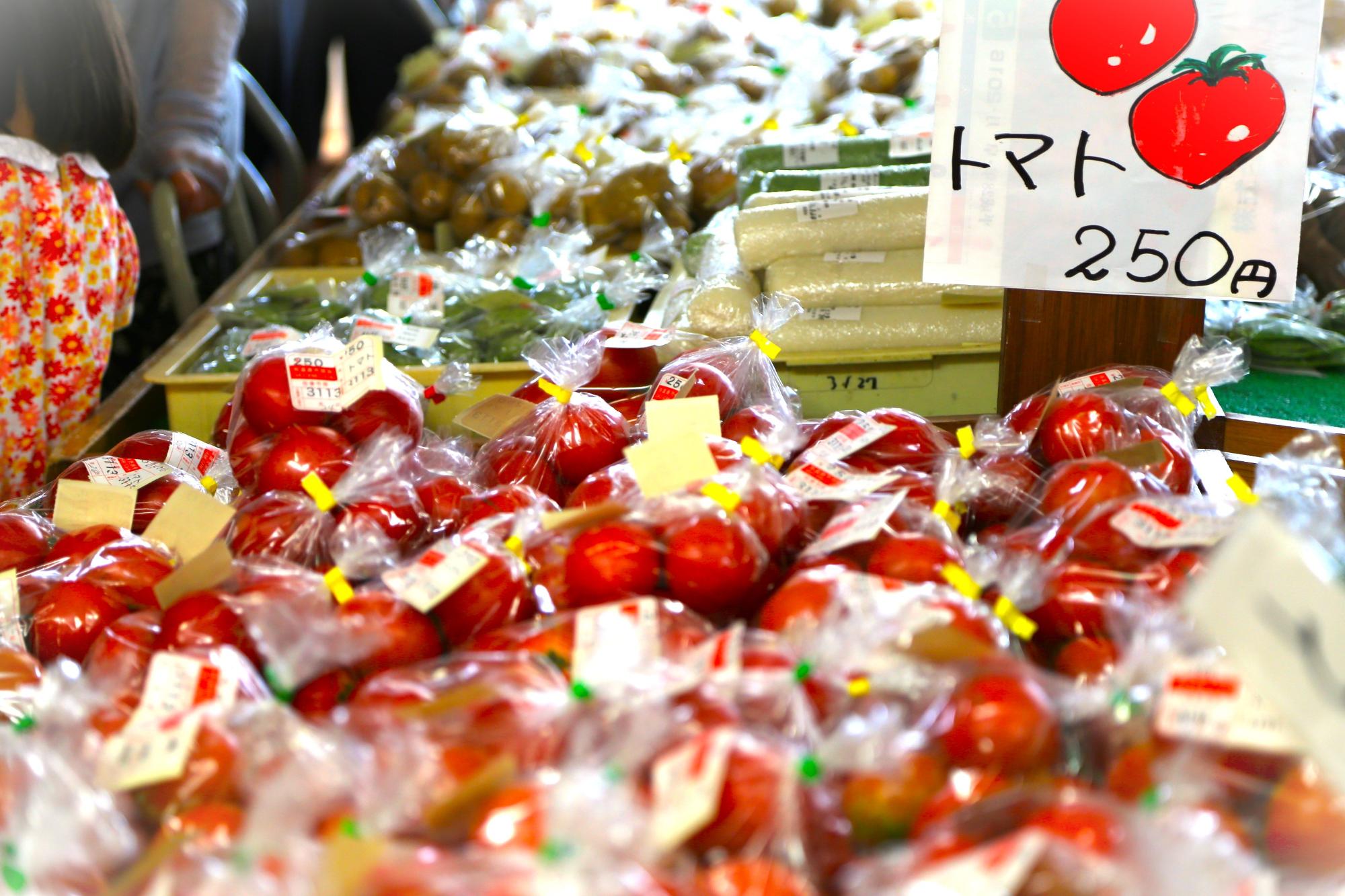 直売所に並んだ新鮮なトマトたち