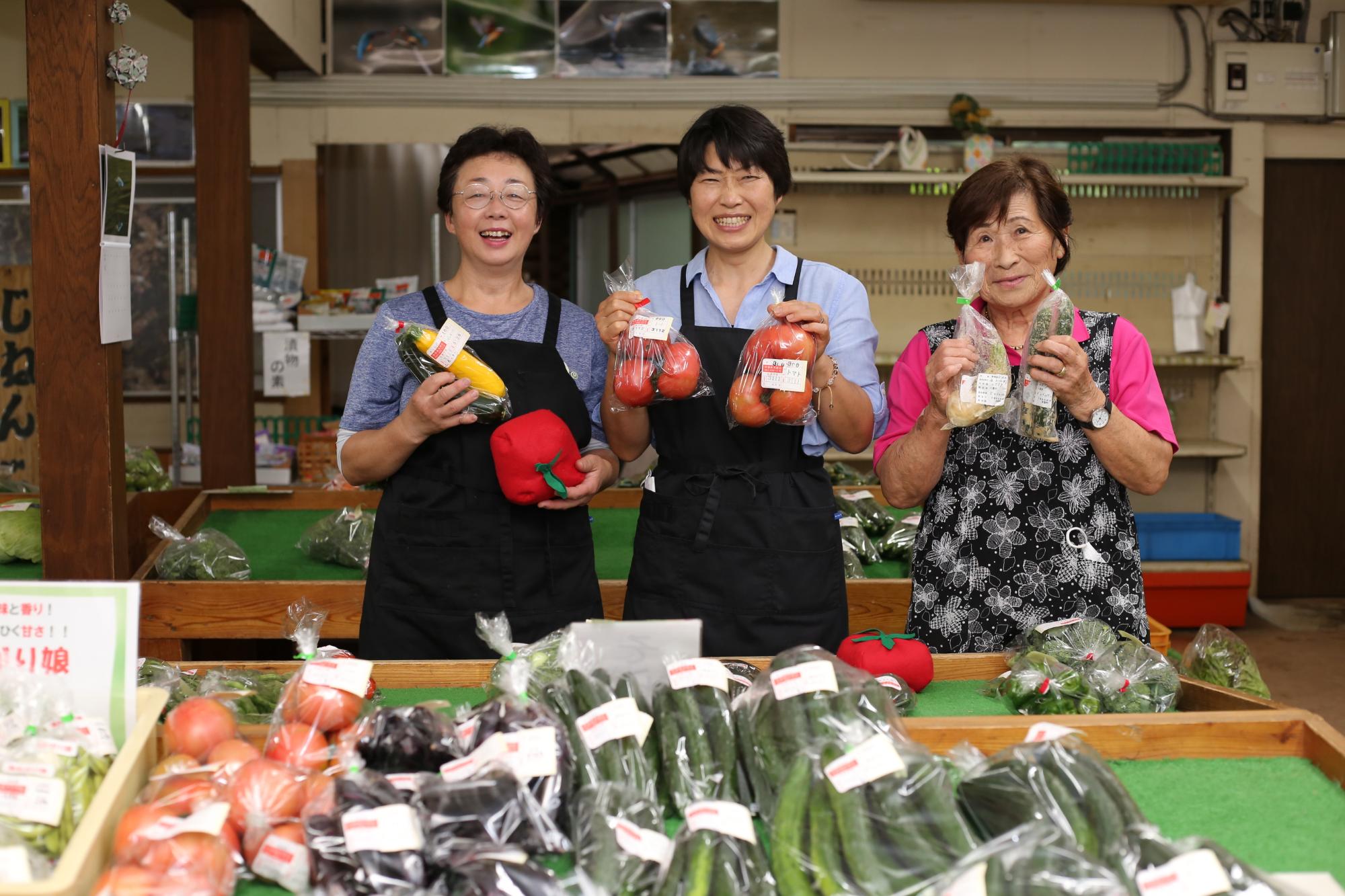 直売所のスタッフたち。とても気さくでお話が止まらないことも