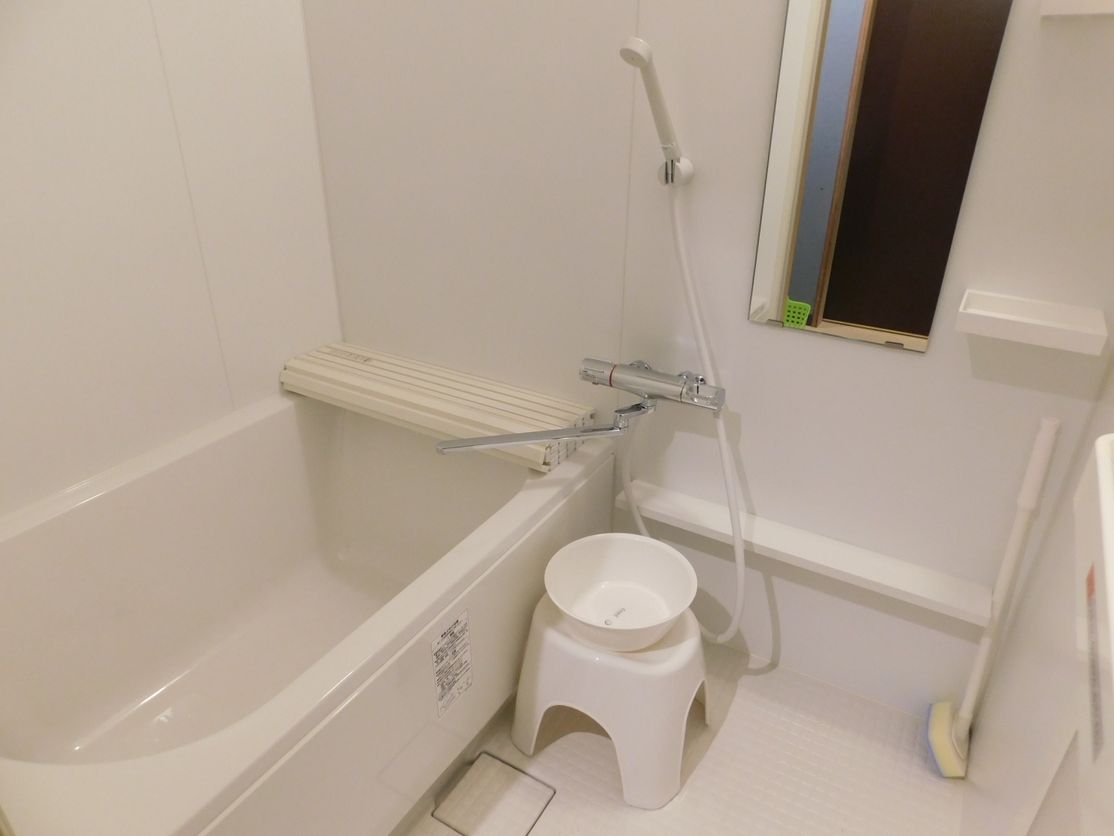 白を基調とした大きな浴室の写真