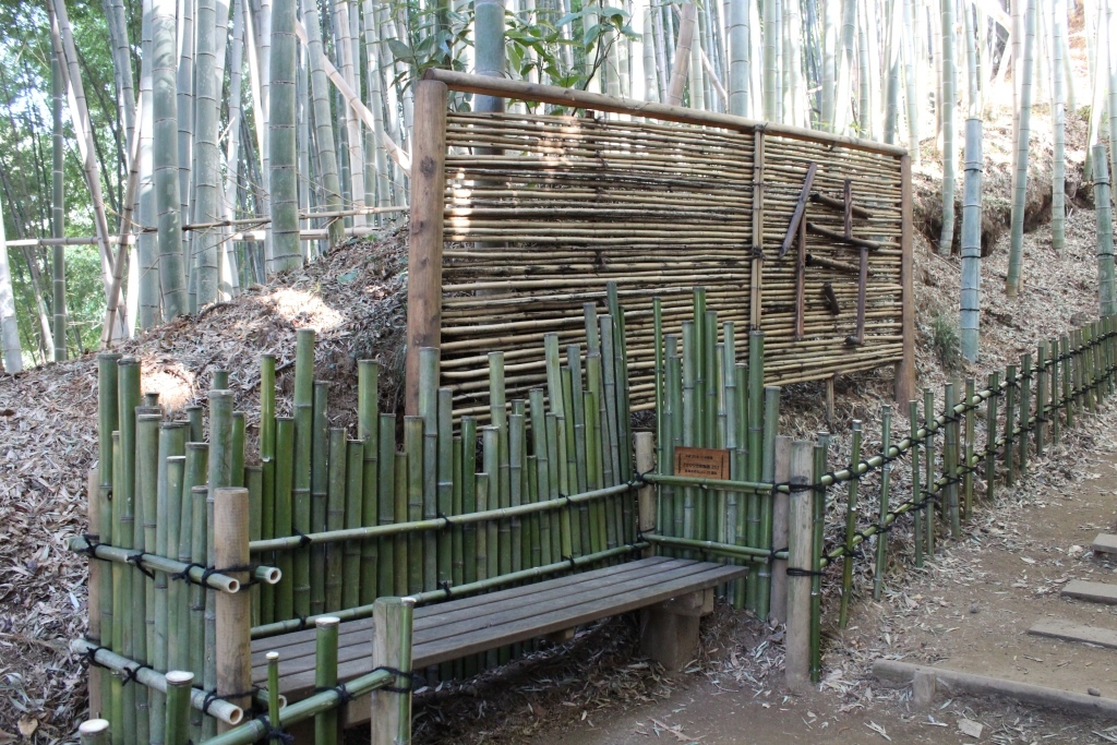 ひよどり坂に竹で作られた腰掛が設置されている写真