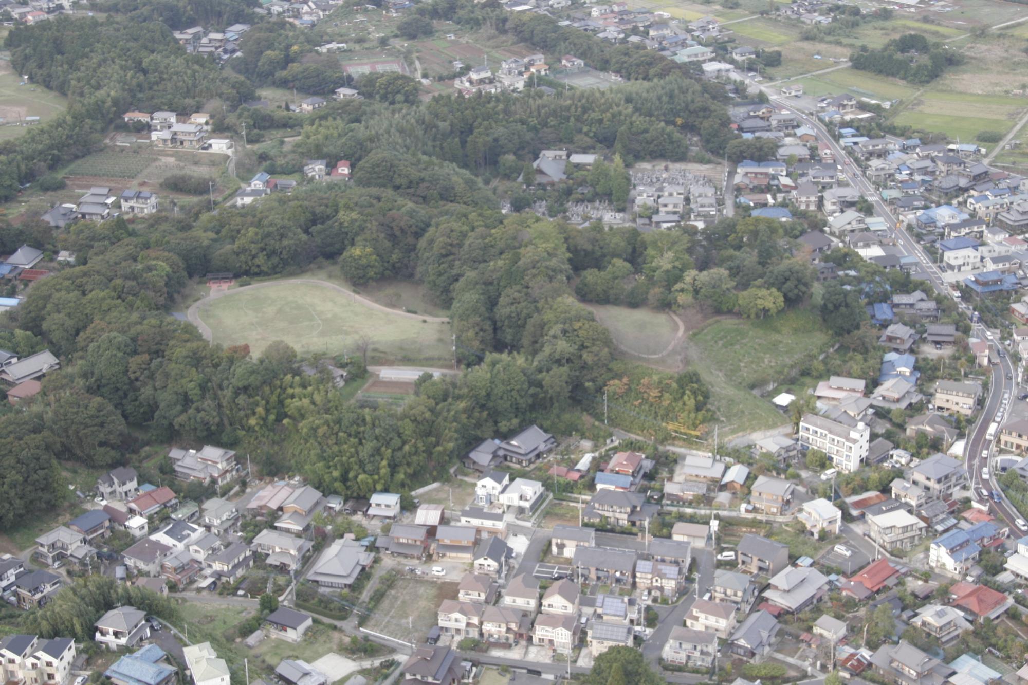 緑の佐倉城跡周辺を空撮した写真
