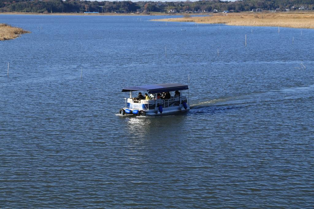広大な印旛沼に観光船が走っている写真