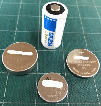 コイン形リチウム一次電池、円筒形リチウム一次電池の写真