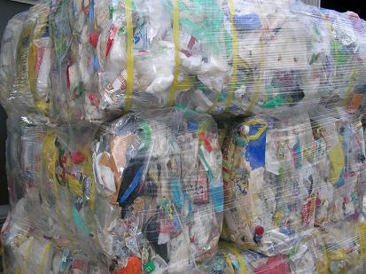 リサイクルされるプラスチック製品で作られたベール品の写真