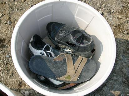 ゴミ箱の中の靴やサンダル（燃やせるごみ）の写真