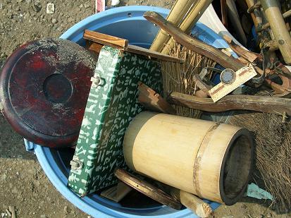 ゴミ箱の中の小さな木製品や竹製品（燃やせるごみ）の写真