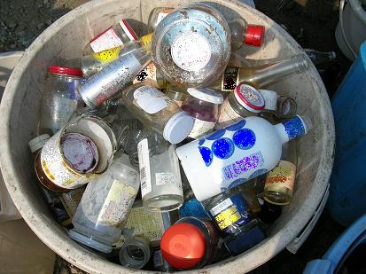 ゴミ箱の中の飲料や調味料の瓶の写真