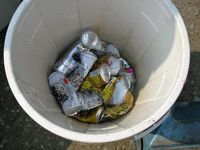 ゴミ箱の中の飲料の空き缶の写真