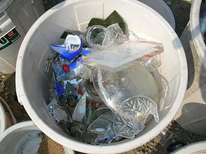 ゴミ箱の中の割れたガラス類や陶器類の食器等の写真