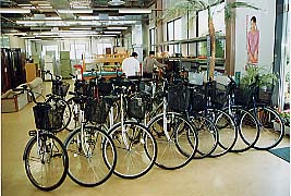 数台の自転車が置かれているリサイクルセンター内の様子の写真