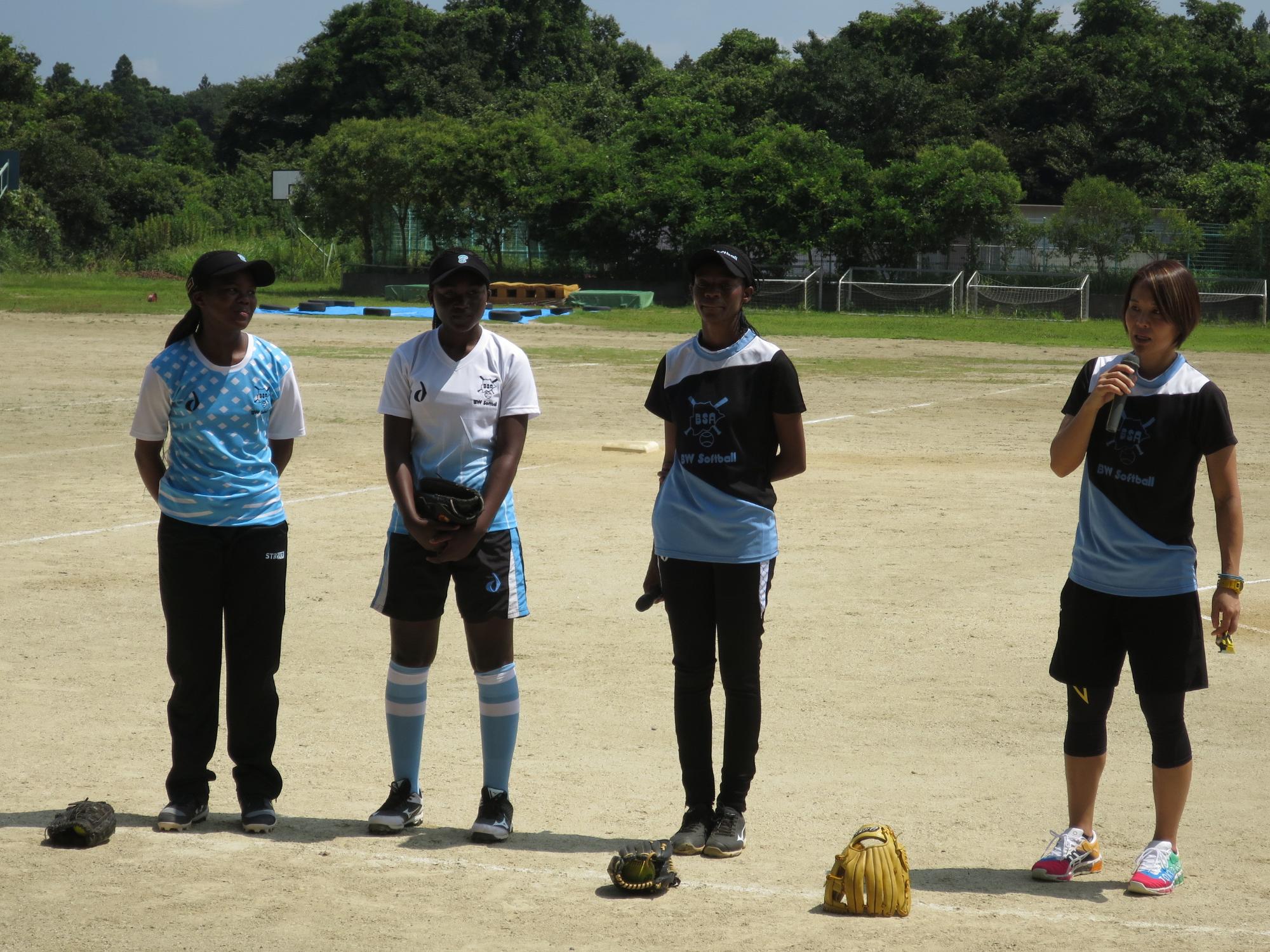 ボツワナの選手3名が立っており、右端の女性がマイクを持って話をしている交流会の様子の写真