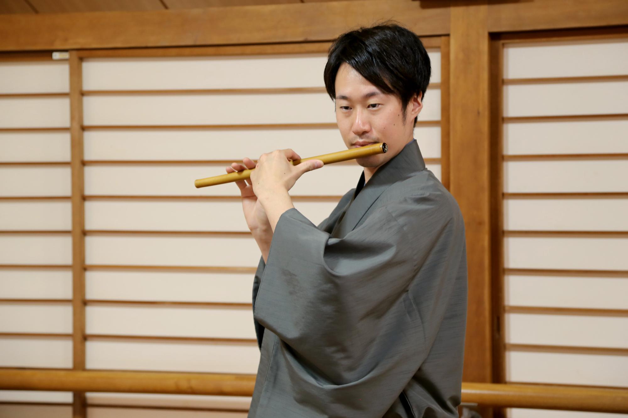 篠笛を吹いている藤田和也さんの写真
