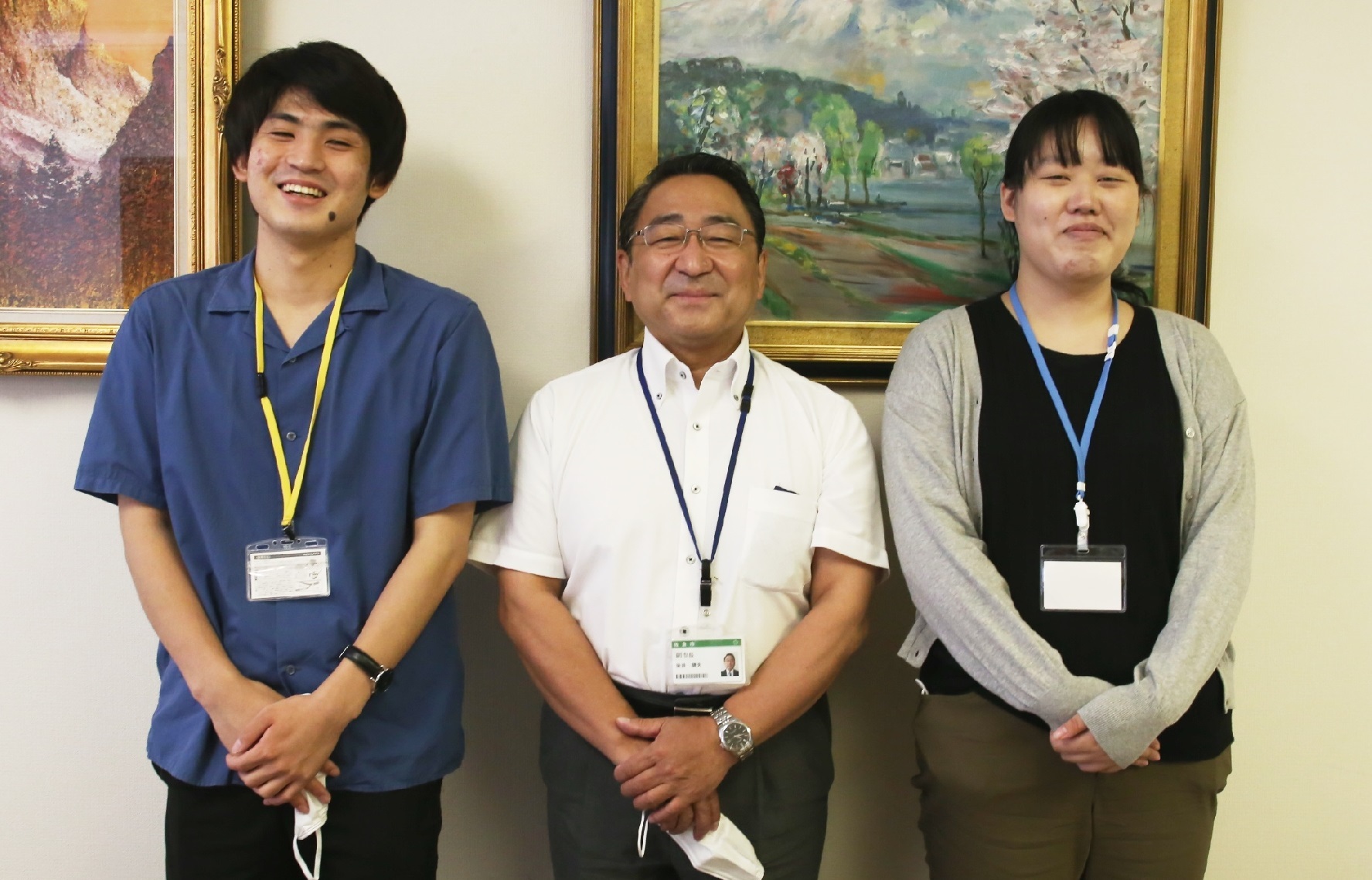 大学生インターン2名と佐倉市副市長の染井さんが笑顔で並んで写っている写真