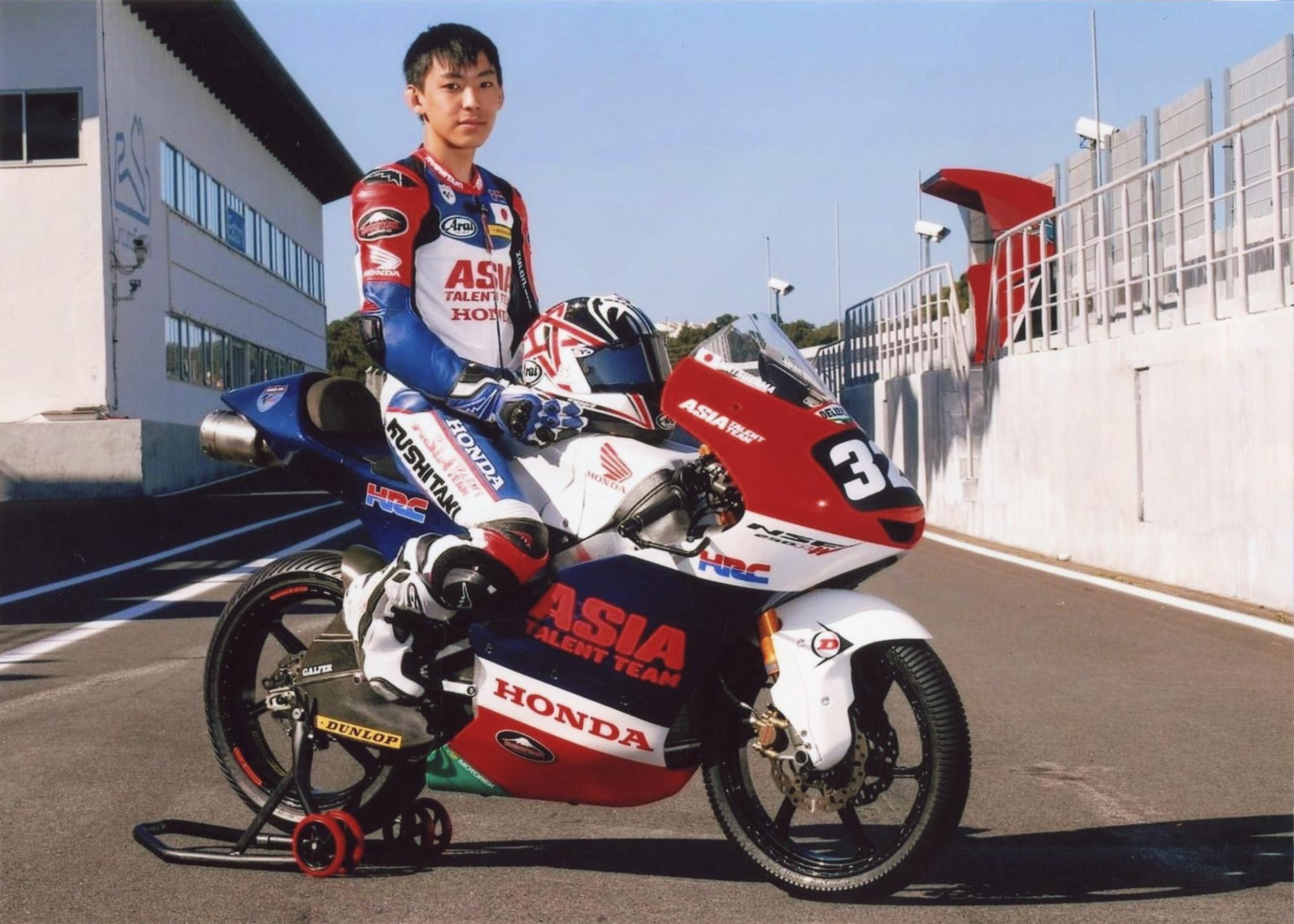レーシングスーツを着てレース用のバイクにまたがる松山拓磨選手の写真
