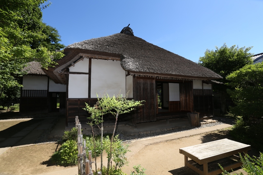 藁葺き屋根で白壁の武家屋敷 旧河原家住宅の外観写真