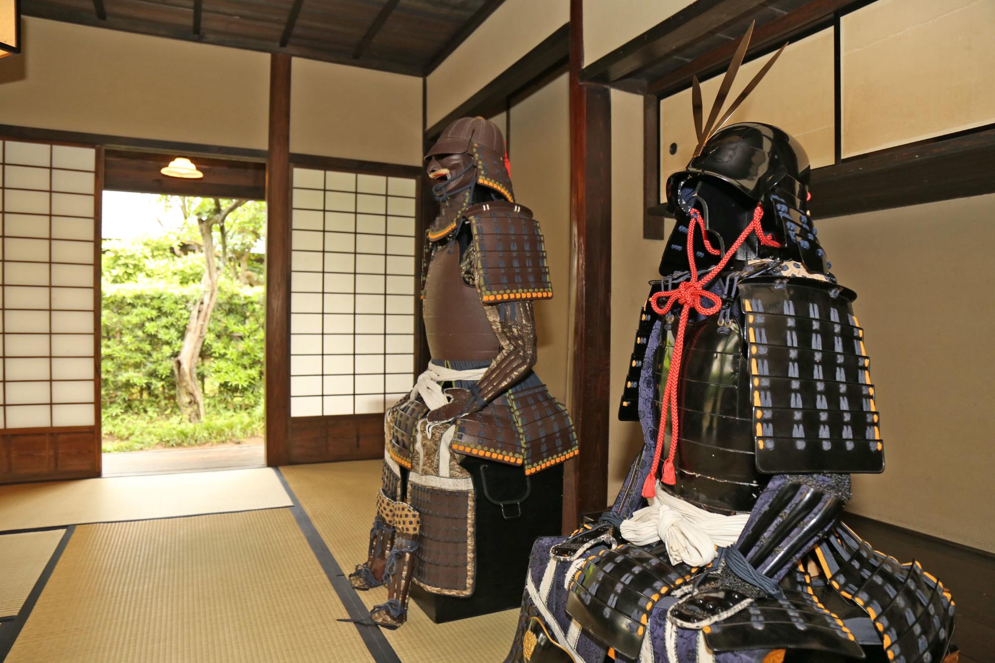 畳の部屋に鎧兜が2体置かれている武家屋敷の室内写真