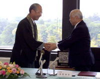 握手を交わす佐倉市長と本昌寺住職の写真