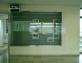 一つのスペースのギャラリーにて作品展示がされている写真