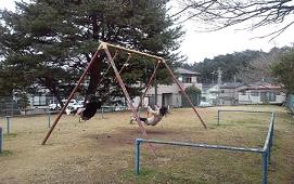 2名の子どもがブランコで遊んでいる千成三号公園の写真