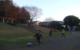 4名の男の子たちがボール遊びをしている大福寺公園の写真