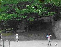 2名の男の子がサッカーボールで遊んでいる写真