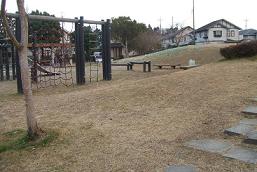 遊具やベンチが設置されている右側になだらかな丘のある大廻公園の写真