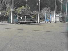 野球場のベンチをグラウンド側から撮影した写真