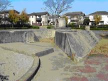 コンクリートで造られた山や台の左側に砂場が設置されている八幡台1号公園の写真