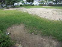 芝生や砂場がある広大な前原公園の広場の写真