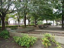 周囲をぐるりと木に囲まれ、ベンチが設置されている御塚山もえぎ公園の写真