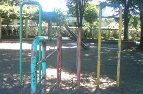 3色使用した多様式鉄棒、奥にすべり台が設置されている北林すおう公園の写真
