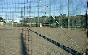 ネットが張られている外側から大作公園の野球場を撮影した写真