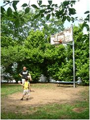子どもがバスケットゴールの下で遊んでいる宮前中央公園の写真