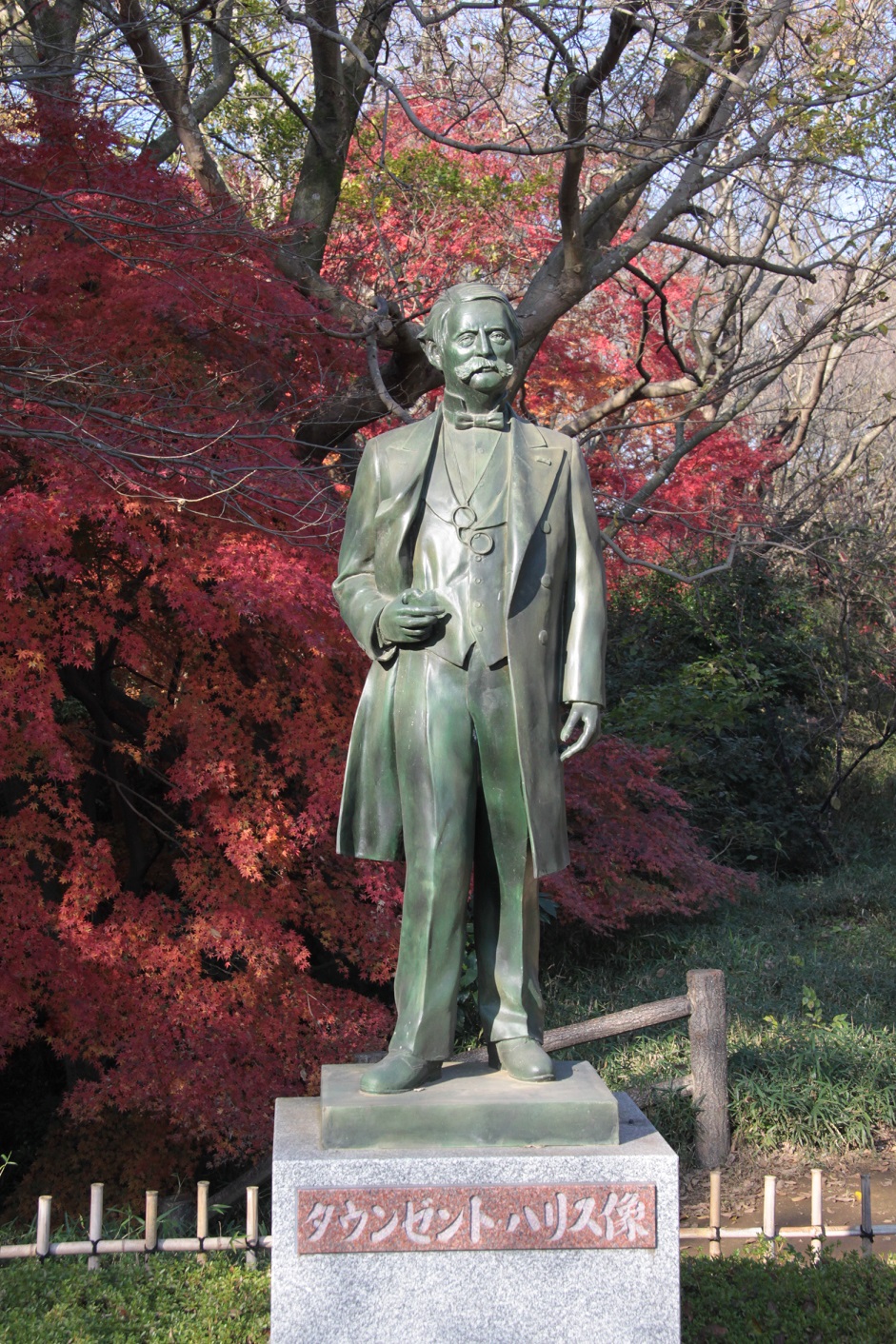 鮮やかな紅葉をバックに撮影したハリスの銅像の写真