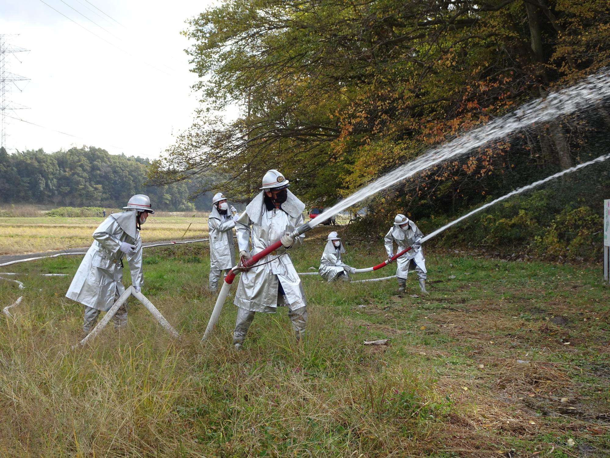 実戦訓練に際して、放水を実施する消防団員の様子