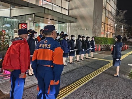 整列する女性消防団員