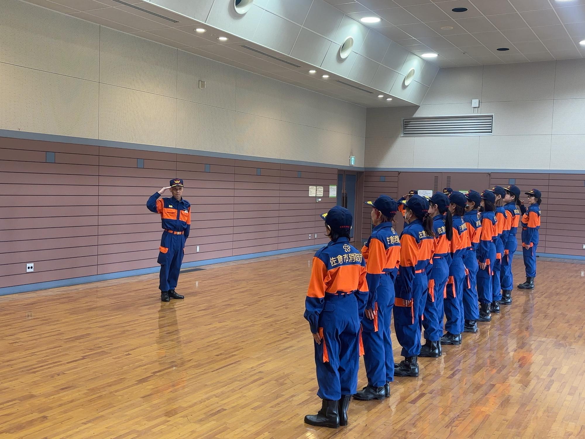 訓練を行う女性消防団員2