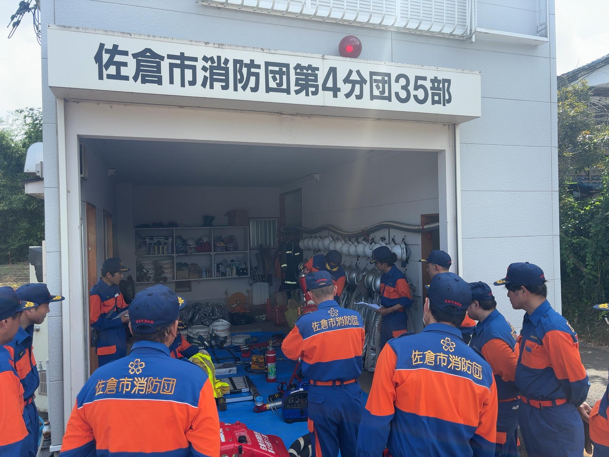 貸与品検査を実施する消防団員の様子